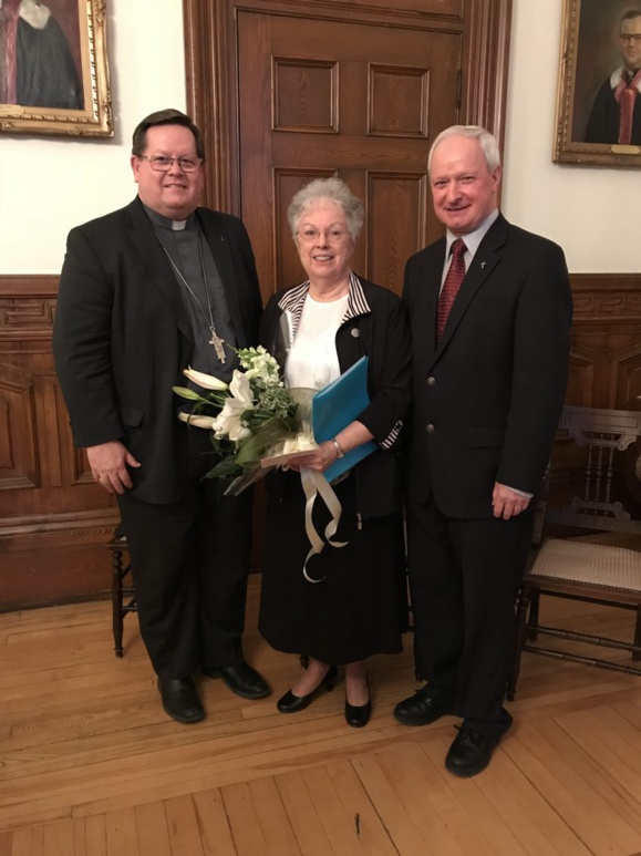 Le cardinal Gérald Lacroix, archevêque de Québec, sœur Theresa Rounds, supérieure générale de la communauté des Sœurs du Bon-Pasteur de Québec et l’abbé Luc Paquet, recteur du Grand Séminaire de Québec lors de l’annonce de la relocalisation du Grand Séminaire de Québec à Vanier (Ville de Québec) le 20 février 2018.
