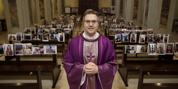Giuseppe Corbari, un curé italien, a trouvé une façon originale de célébrer avec sa communauté. Il a demandé à ses paroissiens de lui envoyer un selfie et il a disposé tous ceux qu'il a reçu dans les bancs de son église..qui n'a jamais été aussi remplie. (Crédtis photo : Aleteia italien)