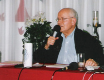 Monsieur l'abbé Michel Stein s'adressant à une rencontre des Équipes Notre-Dame Région du Canada.