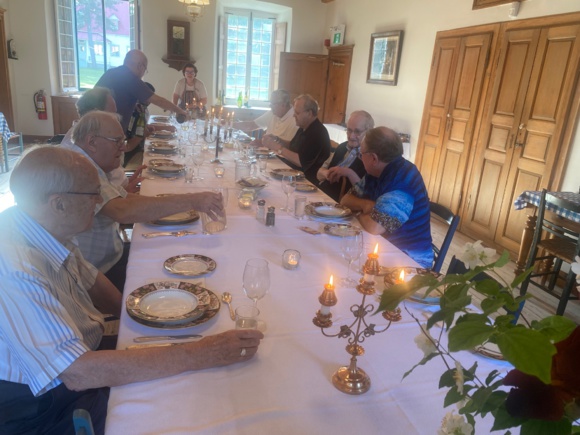 Repas de fête à Petit Cap (Crédits photo : H. Giguère) Repas de fête à Petit Cap (Crédits photo : H. Giguère)