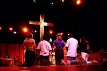 Croix avec des jeunes en adoration Croix avec des jeunes en adoration