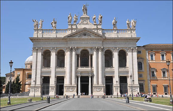 Façade de la basilique saint Jean de Latran à Rome Façade de la basilique saint Jean de Latran à Rome