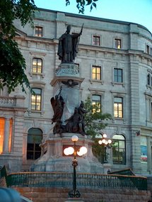 Monument à François de Laval érigé en 1908 sur la Côte Lamontagne à Québec Monument à François de Laval érigé en 1908 sur la Côte Lamontagne à Québec