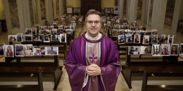 Giuseppe Corbari, un curé italien, a trouvé une façon originale de célébrer avec sa communauté. Il a demandé à ses paroissiens de lui envoyer un selfie et il a disposé tous ceux qu'il a reçu dans les bancs de son église..qui n'a jamais été aussi remplie. (Crédtis photo : Aleteia italien)