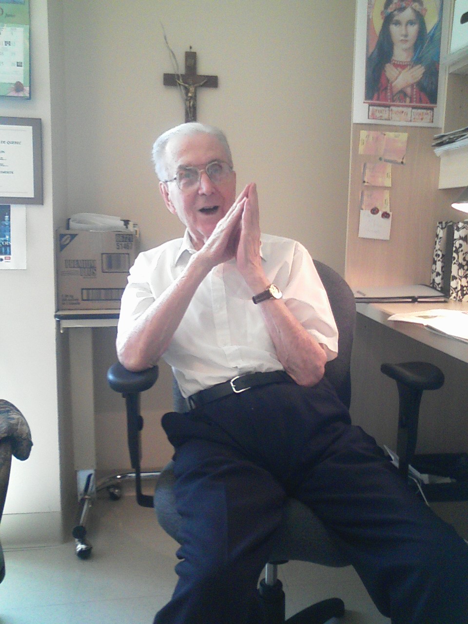 L'abbé René Malouin à son bureau à la Résidence Cardinal-Vachon en 2012