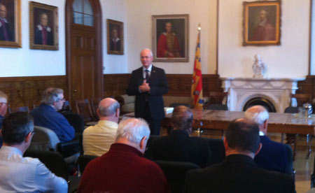 Monsieur le chanoine Jacques Roberge, supérieur général, s'adressant aux prêtres du Séminaire de Québec lors de la journée de ressourcement du 31 octobre 2014 (Crédits photo H. Giguère)..