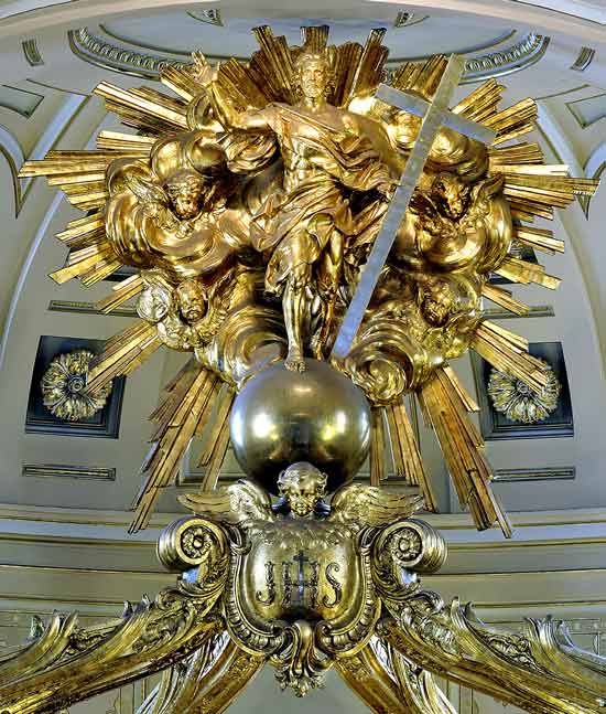 Le Christ ressucité qui trône au sommet du baldaquin de la Basilique-Cathédrale Notre-Dame de Québec (Crédits photo : Avec l'autorisation du Fonds/Daniel Abel-photographe)