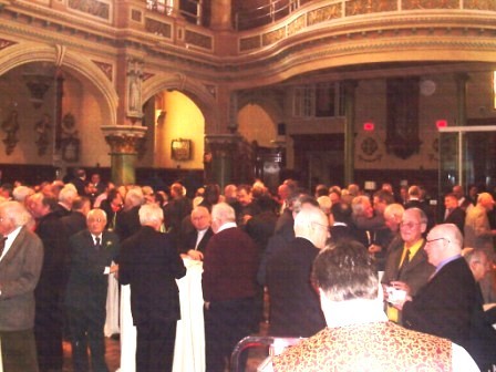 Vue d'ensemble des participants lors du repas à la Chapelle extérieure