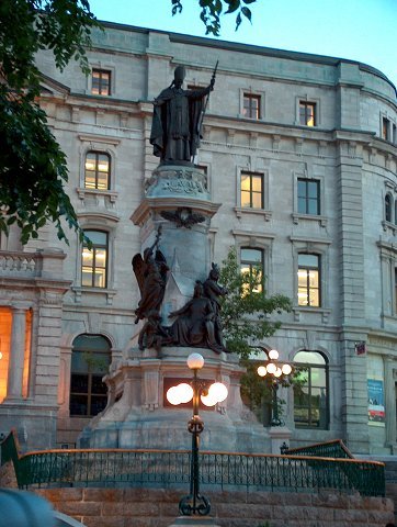 Monument à François de Laval érigé en 1908 sur la Côte Lamontagne à Québec