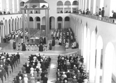 Ordination presbytérale à la Chapelle du Grand Séminaire sur la Cité Universitaire (aujourd'hui Salle Henri-Gagnon) en 1962. Crédits photo Claude Mercier Ordination presbytérale à la Chapelle du Grand Séminaire sur la Cité Universitaire (aujourd'hui Salle Henri-Gagnon) en 1962. Crédits photo Claude Mercier
