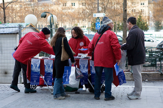 L'association organise un stand d'information sur la place d'Italie