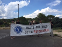 Manifestation de la CCDH devant le Centre Hospitalier Universitaire de Nîmes Manifestation de la CCDH devant le Centre Hospitalier Universitaire de Nîmes