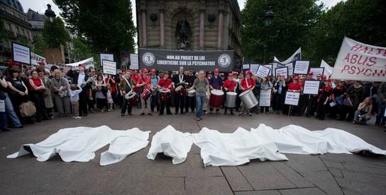 1 000 PERSONNES POUR DIRE NON AU PROJET DE LOI LIBERTICIDE SUR LA PSYCHIATRIE !
