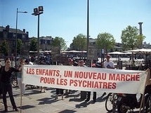 Manifestation à Paris contre un congrès psychiatrique