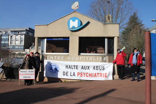 Devant le Centre Hospitalier Intercommunal Poissy à Saint Germain en Laye