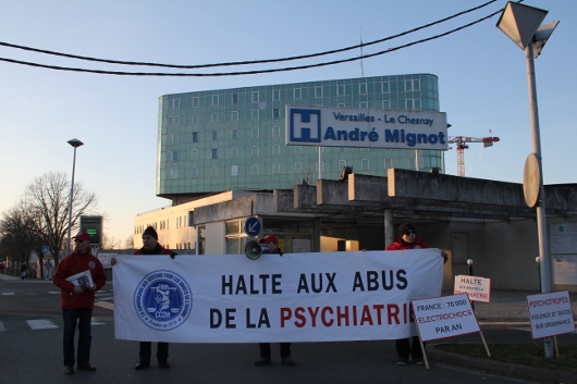 Devant le Centre Hospitalier de Versailles au Chesnay