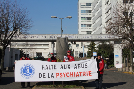 Devant le Centre Hospitalier Intercommunal à Poissy