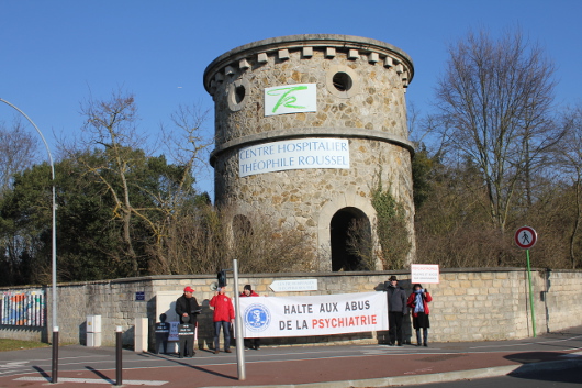 Devant le Centre Hospitalier Théophile Roussel à Montesson