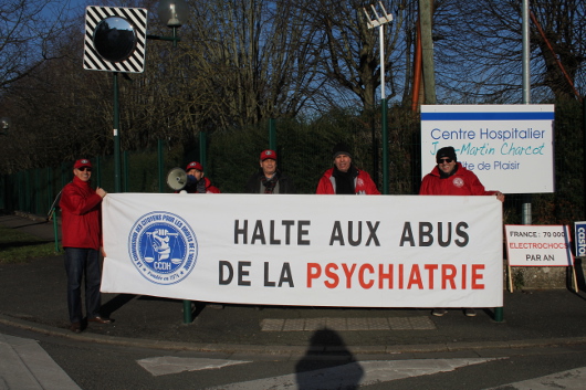 Devant le Centre Hospitalier Jean-Martin Charcot à Plaisir