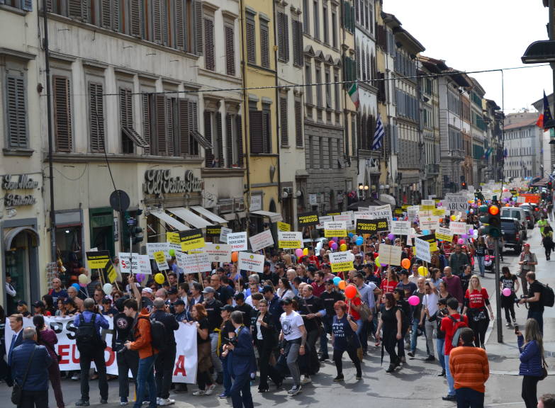 Manifestation de la CCDH contre le Congrès européen de psychiatrie !  Florence - Italie