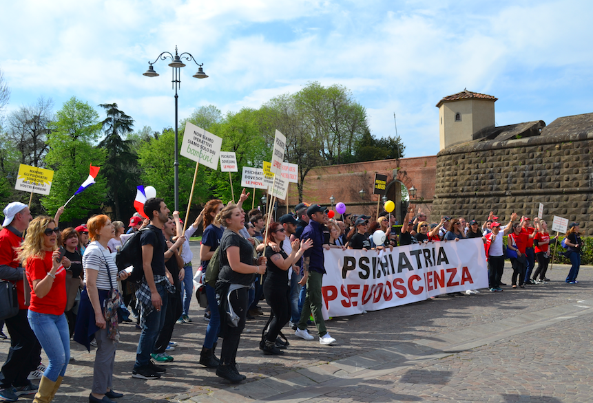 Manifestation de la CCDH contre le Congrès européen de psychiatrie !  Florence - Italie