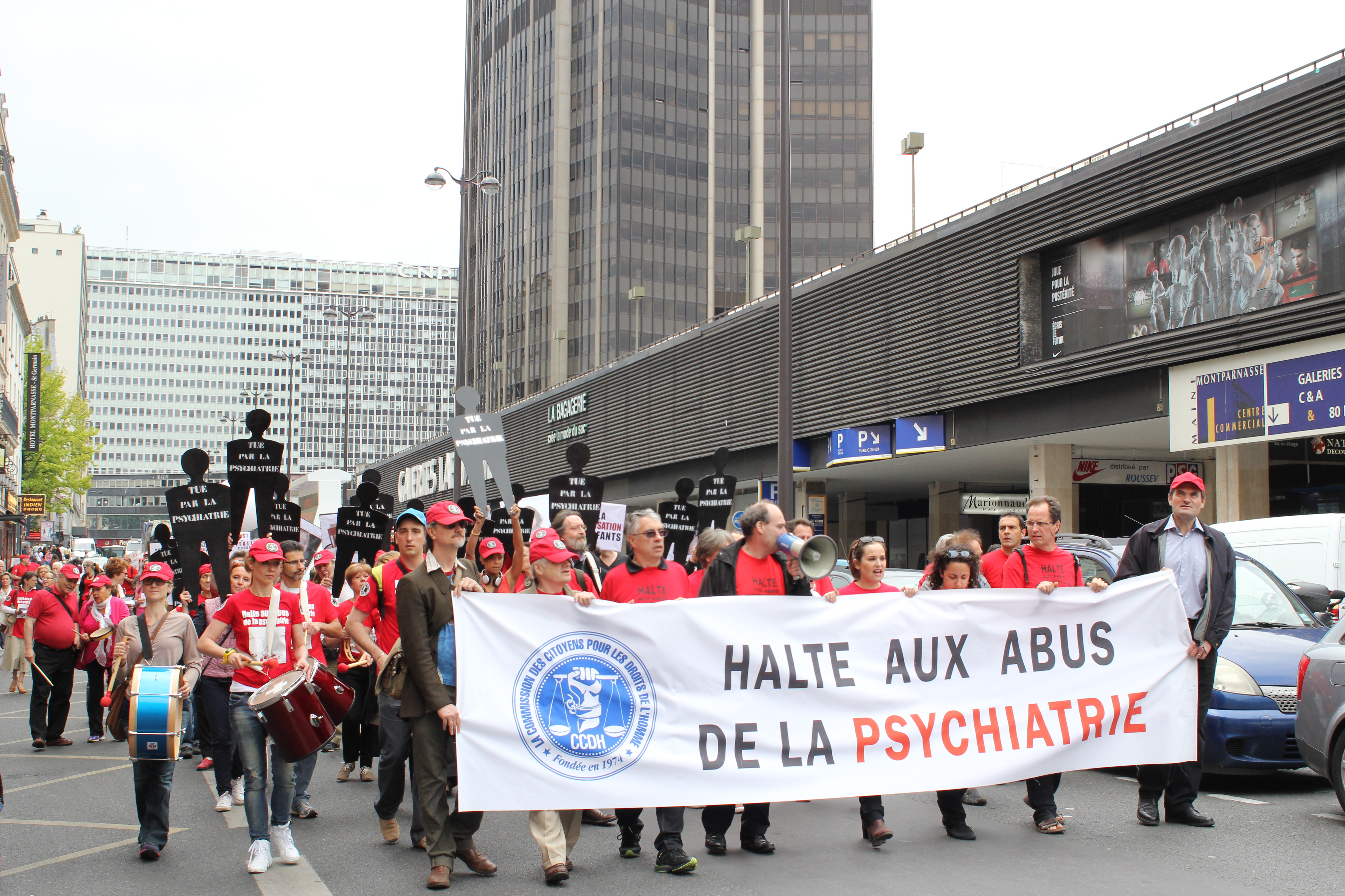 La CCDH dans les rues de Paris pour que les psychiatres ne droguent plus nos enfants !