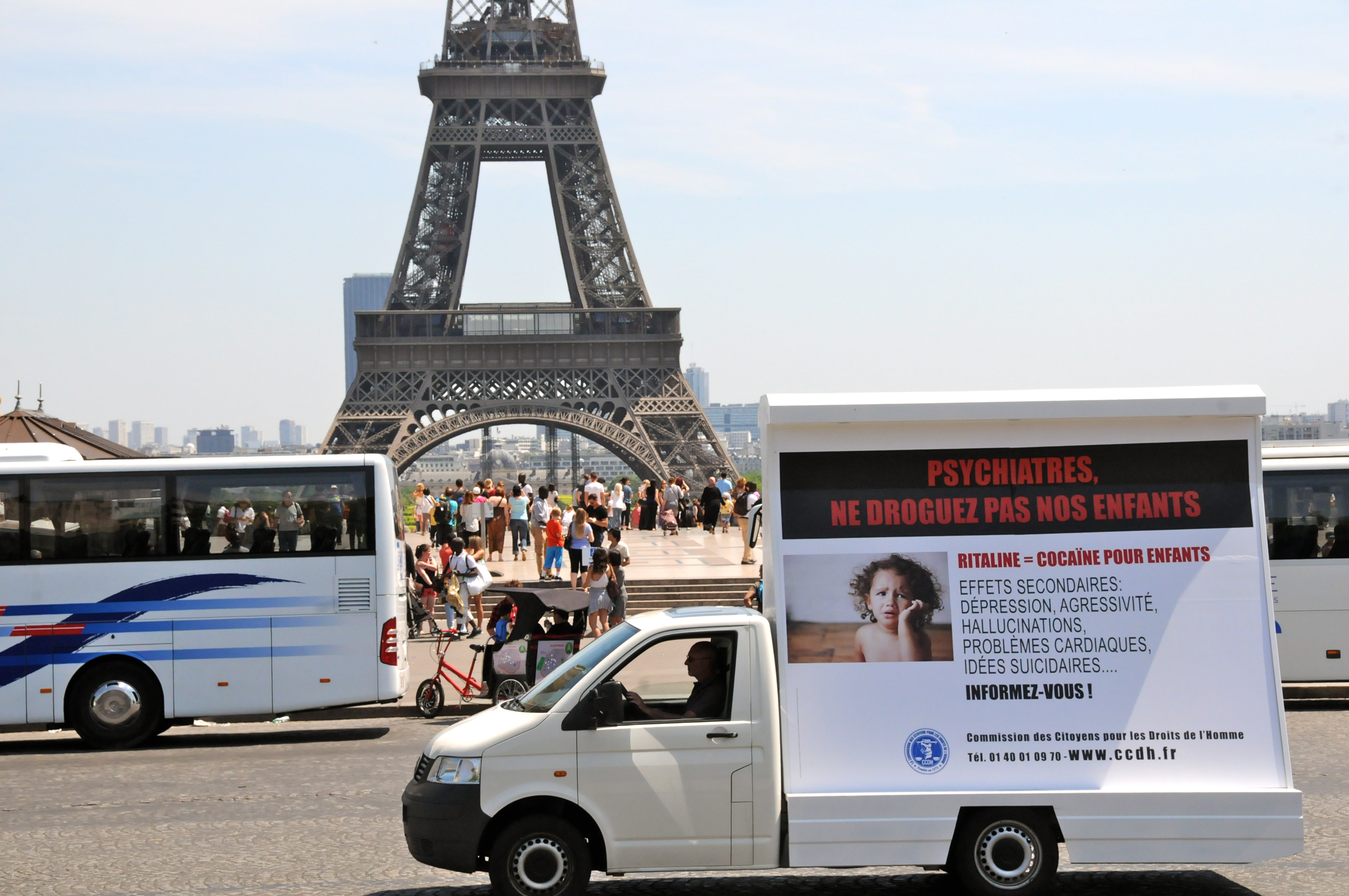 La CCDH dans les rues de Paris pour que les psychiatres ne droguent plus nos enfants !