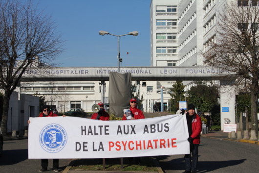 Devant le Centre Hospitalier Intercommunal à Poissy