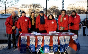 L'association organise un stand d'information sur la place d'Italie