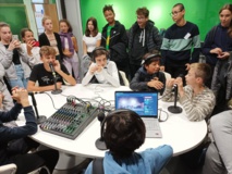 Des éco-délégués enthousiastes dans le studio de la web-radio