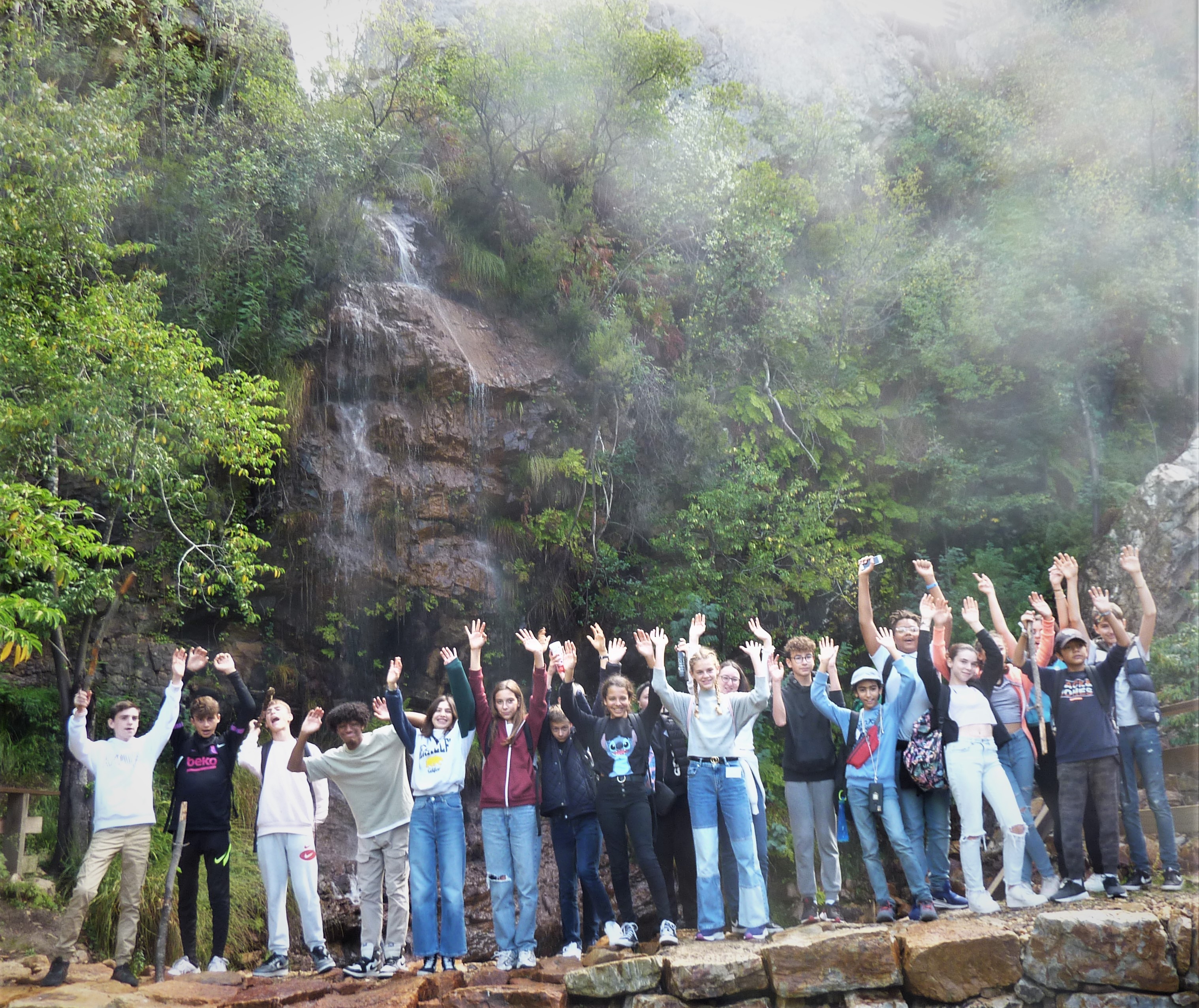 Le groupe des éco-délégués devant la cascade Fraga D'alta