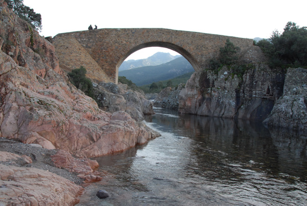 Le Fangu entre Mansu et Galéria Le Fangu entre Mansu et Galéria