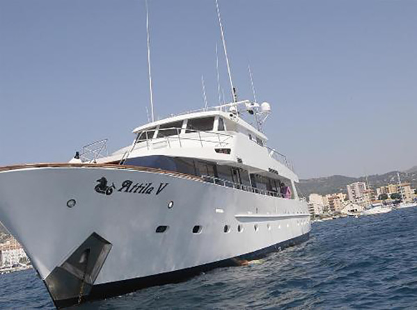 Un yacht-hôtel dans le golfe d'Ajaccio