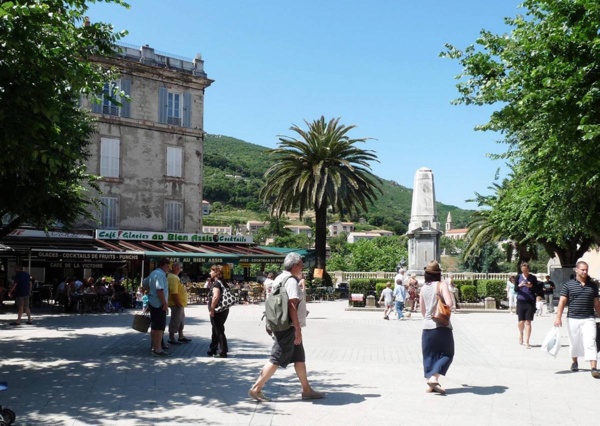 Sous les ombrages de la place Porta à Sartène