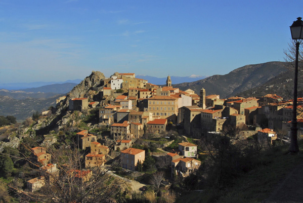 Speloncato, là-haut sur son rocher Speloncato, là-haut sur son rocher