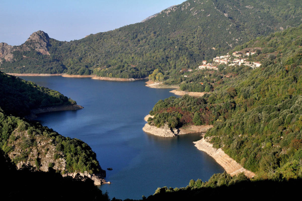 La fraîcheur d’un lac de barrage à Tolla