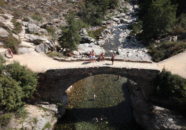 Baignade sous le pont à Albertacce
