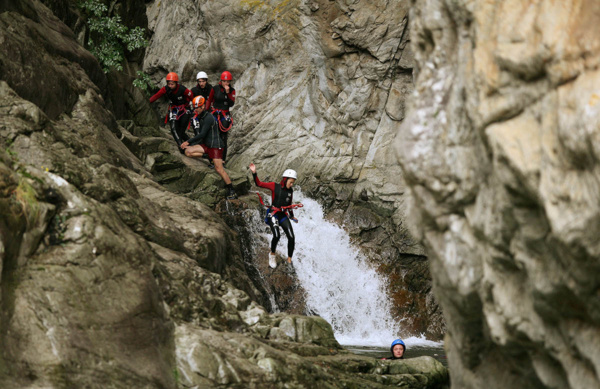 Sensation forte en canyoning dans les eaux de la Richiusa