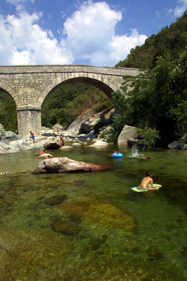 Plongée en eau fraîche dans les eaux du Liamone Plongée en eau fraîche dans les eaux du Liamone