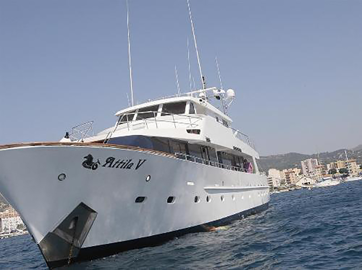 Un yacht-hôtel dans le golfe d'Ajaccio