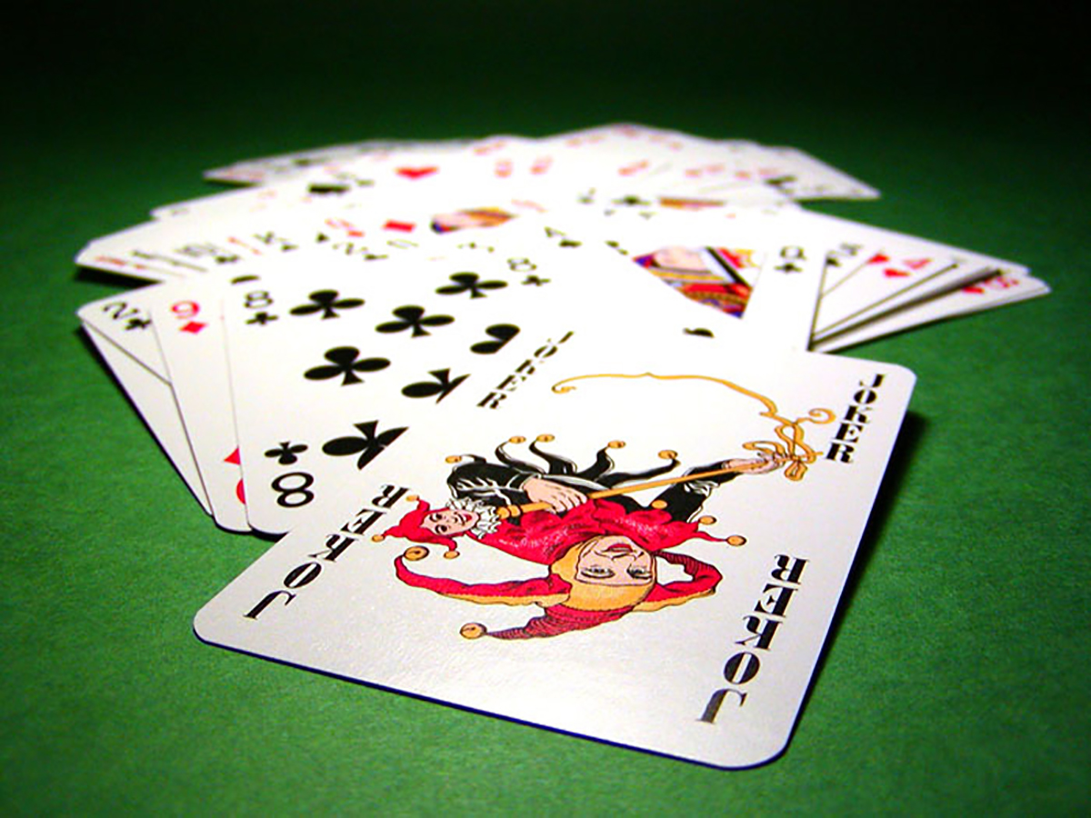 Карточная игра давшая название столу. Джокер карта. Колода карт с Джокером. Карты игровые. Покер карта Джокер.