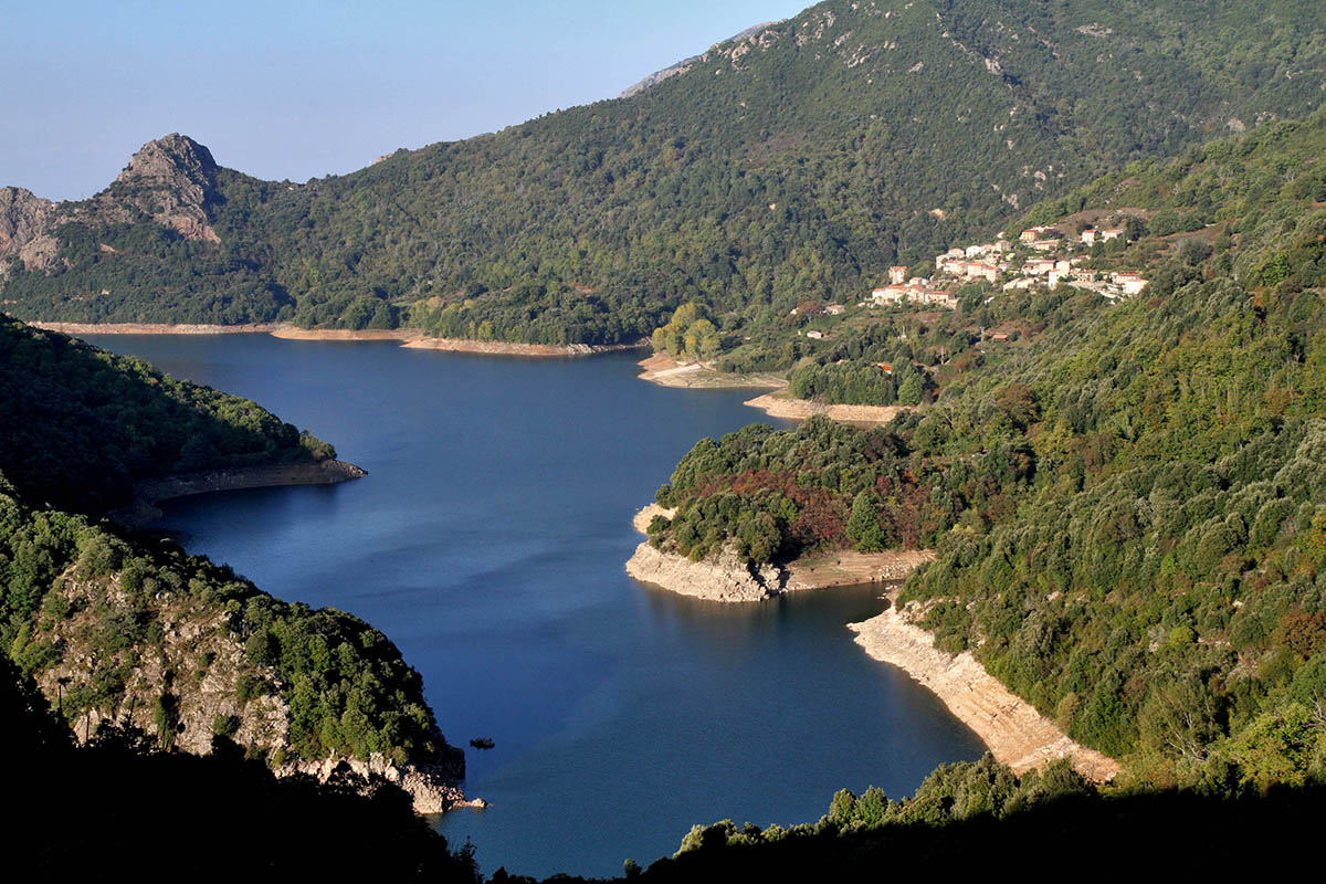 La fraîcheur d’un lac de barrage à Tolla