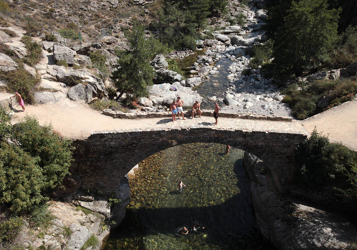 Baignade sous le pont à Albertacce