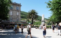 Sous les ombrages de la place Porta à Sartène