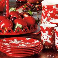 | LA TABLE S'APPRÊTE POUR RECEVOIR  