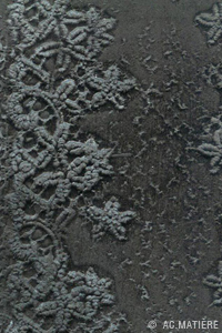 | AC MATIÈRE, À FLEUR DE MUR