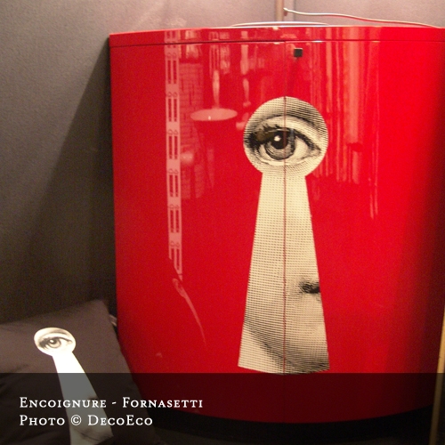 PAR LE PETIT TROU DE LA SERRURE