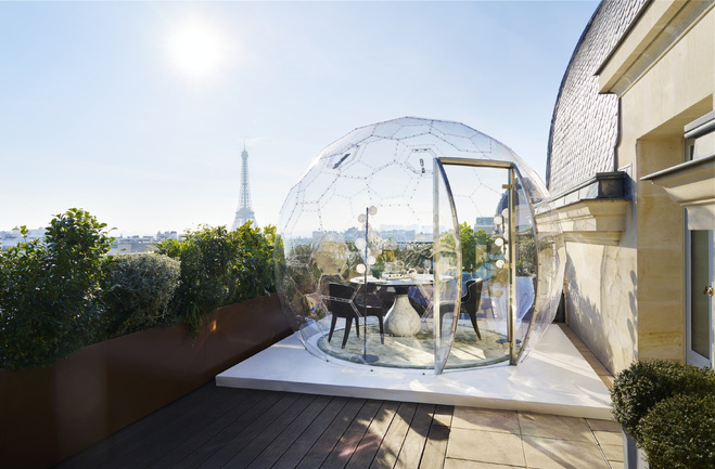 Le Peninsula Paris et Roche Bobois présentent deux refuges d'hiver sur les toits de Paris