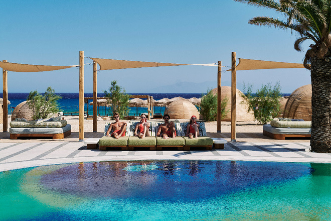 Hôtel Sunrise Relais & Châteaux : l'esprit du Mykonos des années 70 sur la plage d’Agrari Hôtel Sunrise Relais & Châteaux : l'esprit du Mykonos des années 70 sur la plage d’Agrari