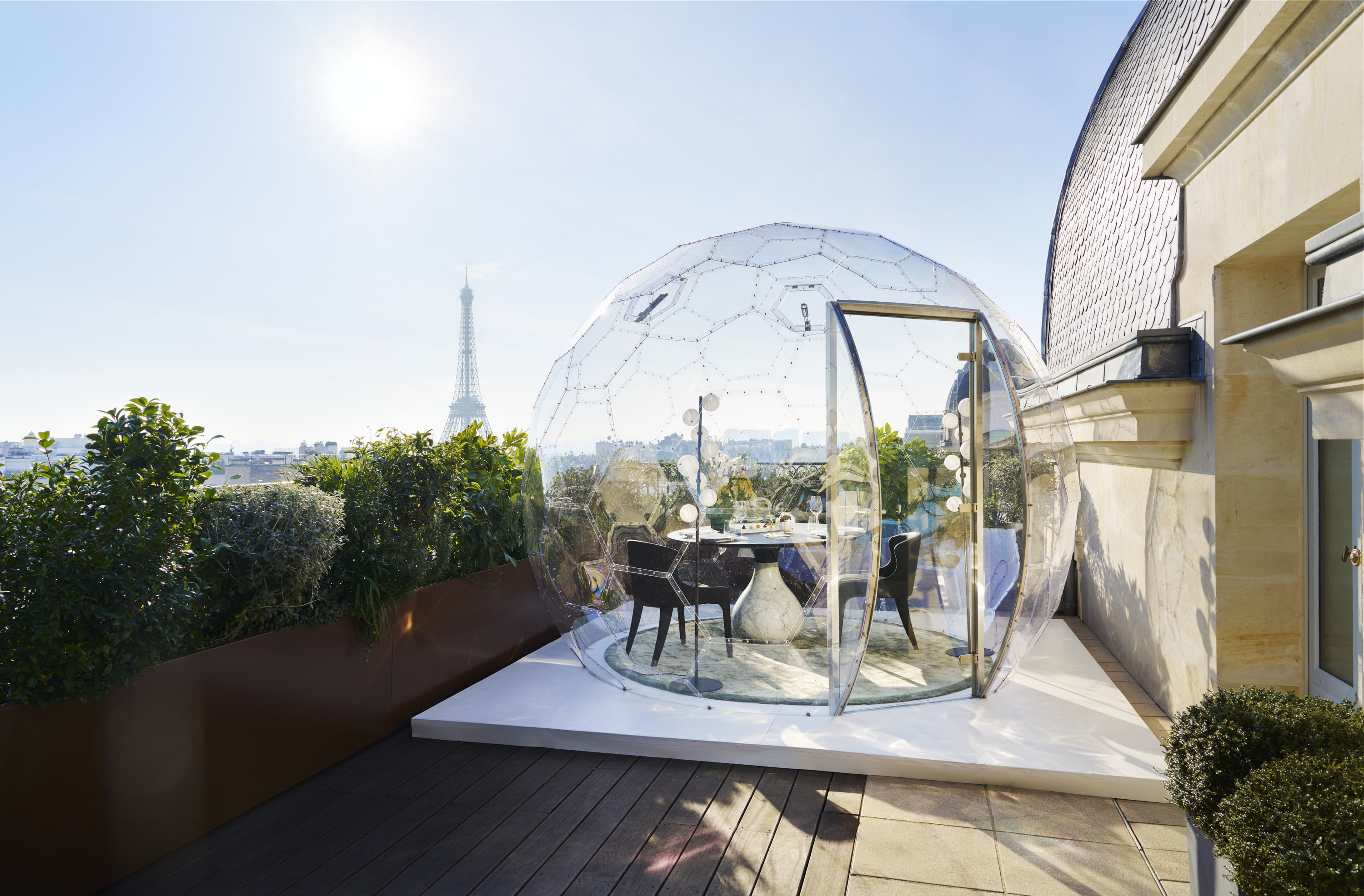 Le Peninsula Paris et Roche Bobois présentent deux refuges d'hiver sur les toits de Paris